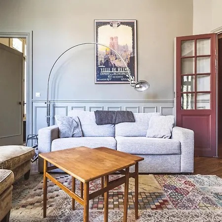 Au Pied De La Cathedrale #vuemagique * ריימס