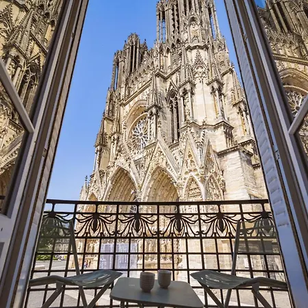 Au Pied De La Cathedrale #vuemagique * ריימס