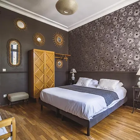 Au Pied De La Cathedrale #vuemagique ריימס