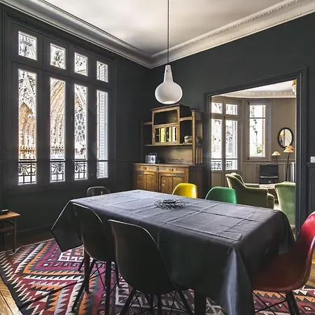 Au Pied De La Cathedrale #vuemagique *