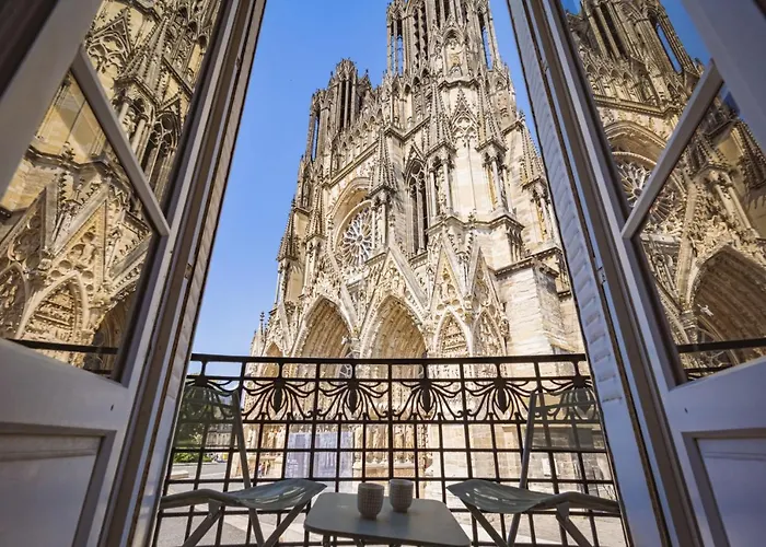 Au Pied De La Cathedrale #vuemagique * Reims